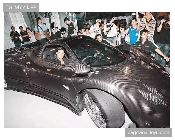 韦少真敢花，上一秒开豪车下一秒路边买方便面我服了