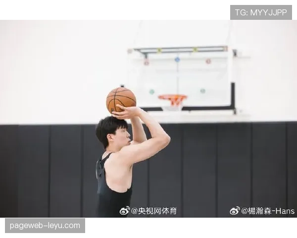 杨瀚森训练完啃鸡腿的样子，真不像个管得住嘴的篮球新星